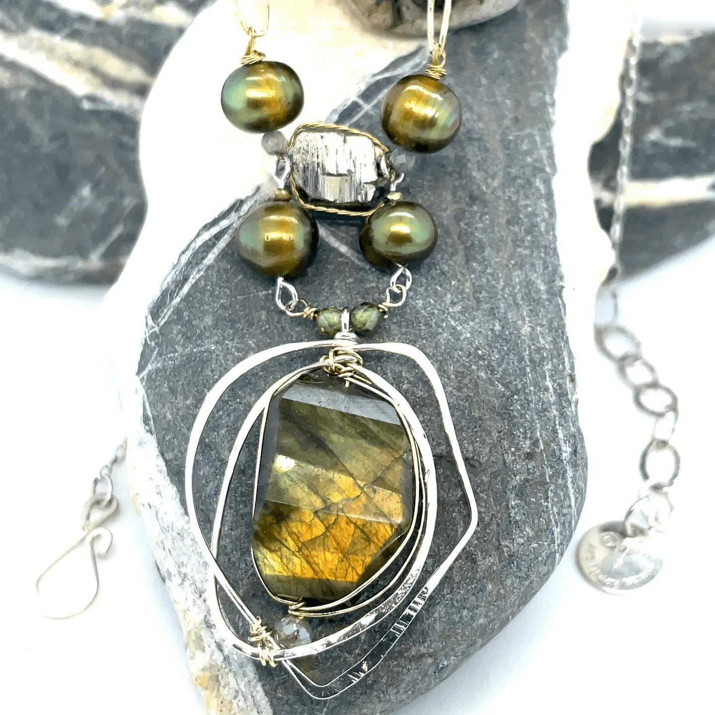 Mermaids Purse Labradorite Necklace 82078N - Art by any Means Jewelryproduct_